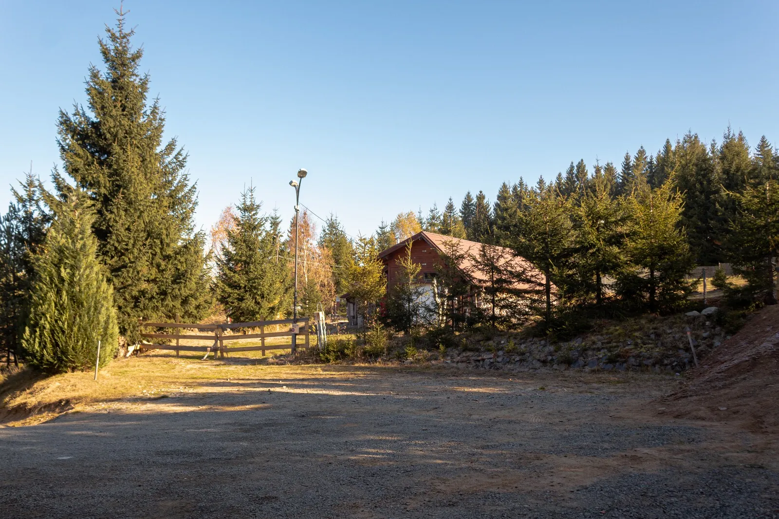 Parcarea de langa cabane.